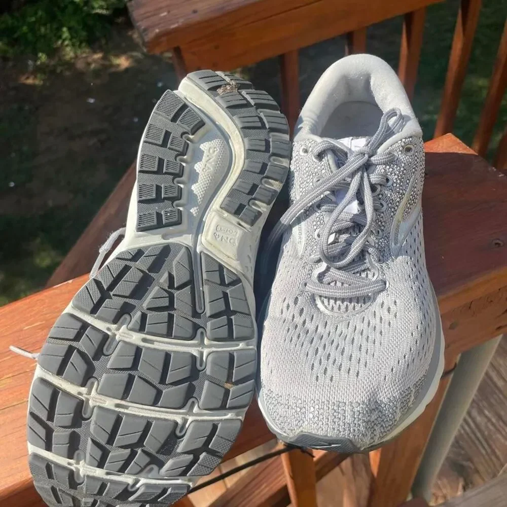 Brooks Women's 8.5 Grey and Silver Sneakers